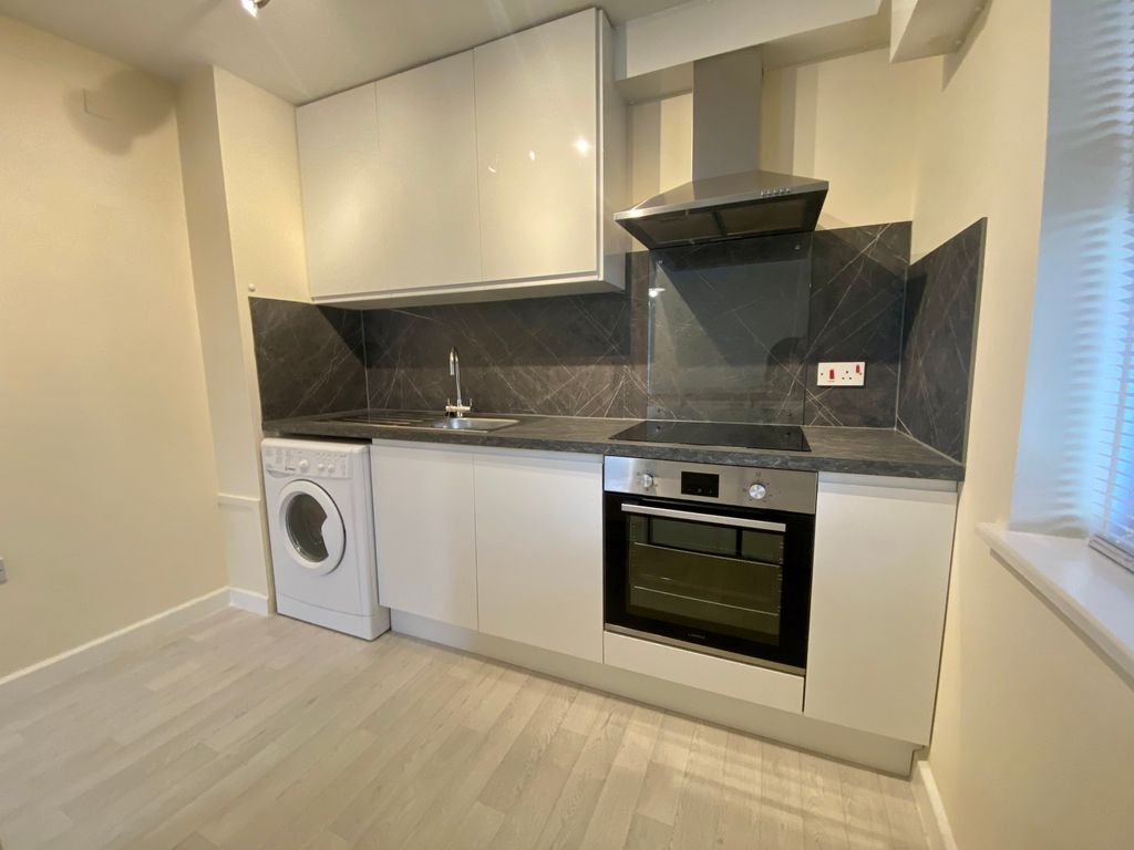 Property photo 3 of 8 Kitchen