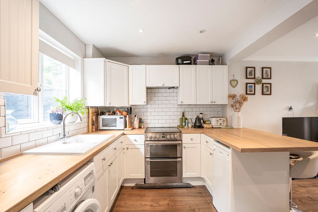 Property photo 3 of 12 Kitchen