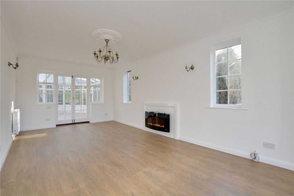 Property photo 2 of 21 Lounge