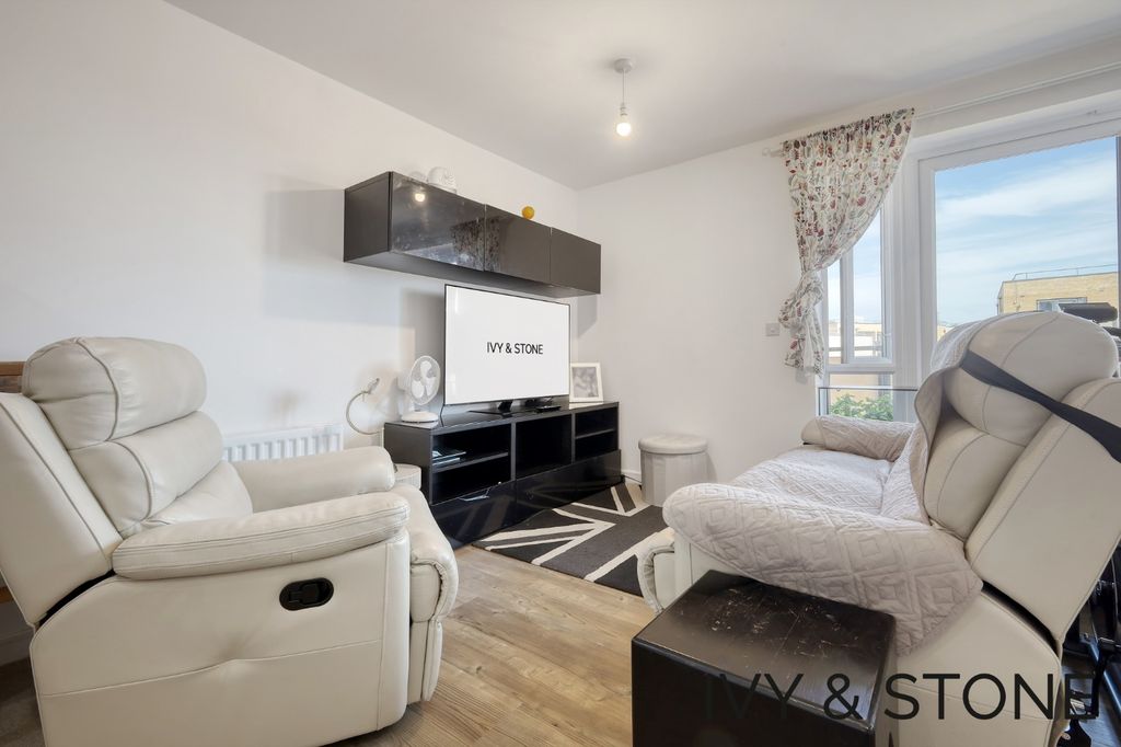 Property photo 3 of 15 4319383