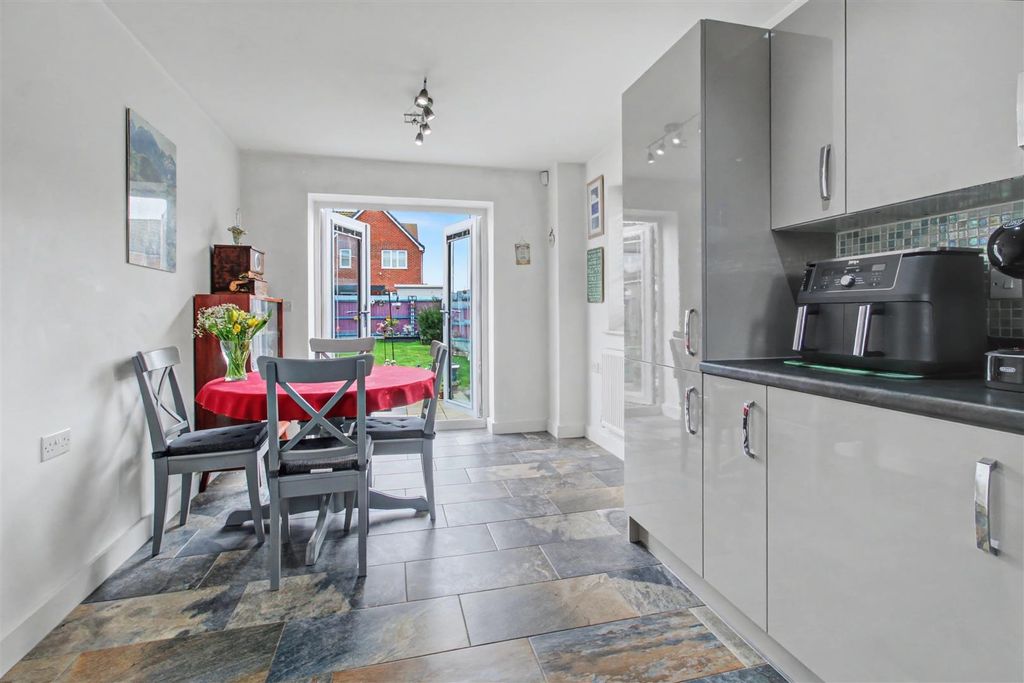 Property photo 2 of 22 Kitchen Diner