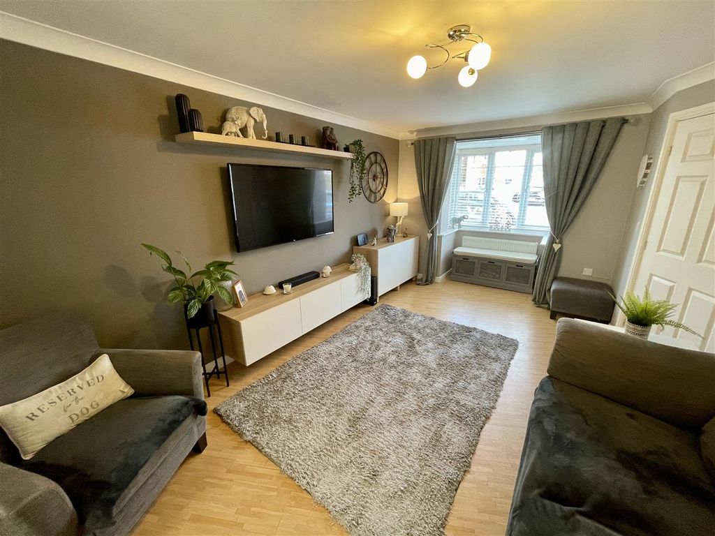 Property photo 2 of 16 Lounge