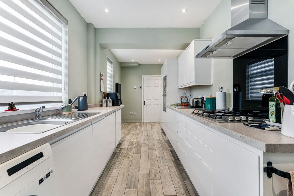 Property photo 3 of 27