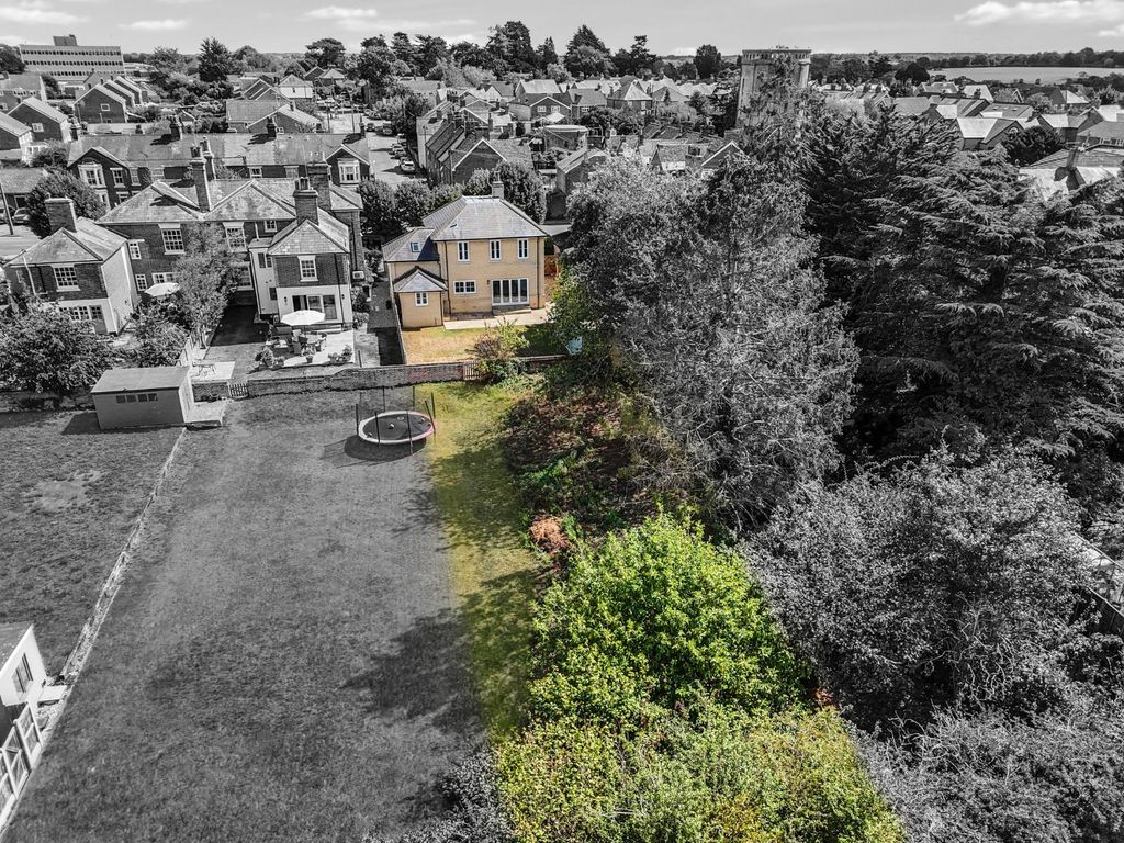 Property photo 2 of 18 Garden