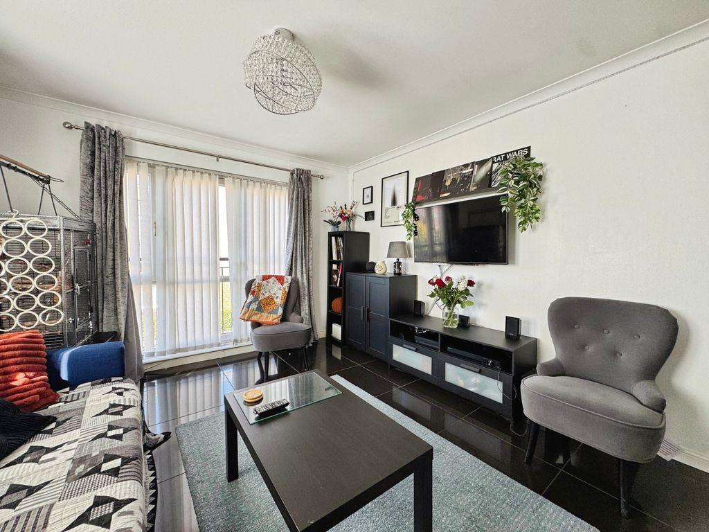 Property photo 2 of 16 Lounge