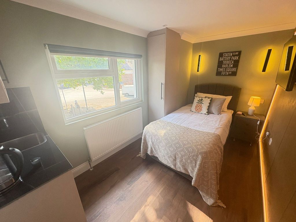 Property photo 1 of 3 Room To Rent Allendale Avenue