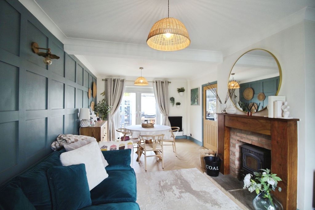 Property photo 3 of 18 Lounge