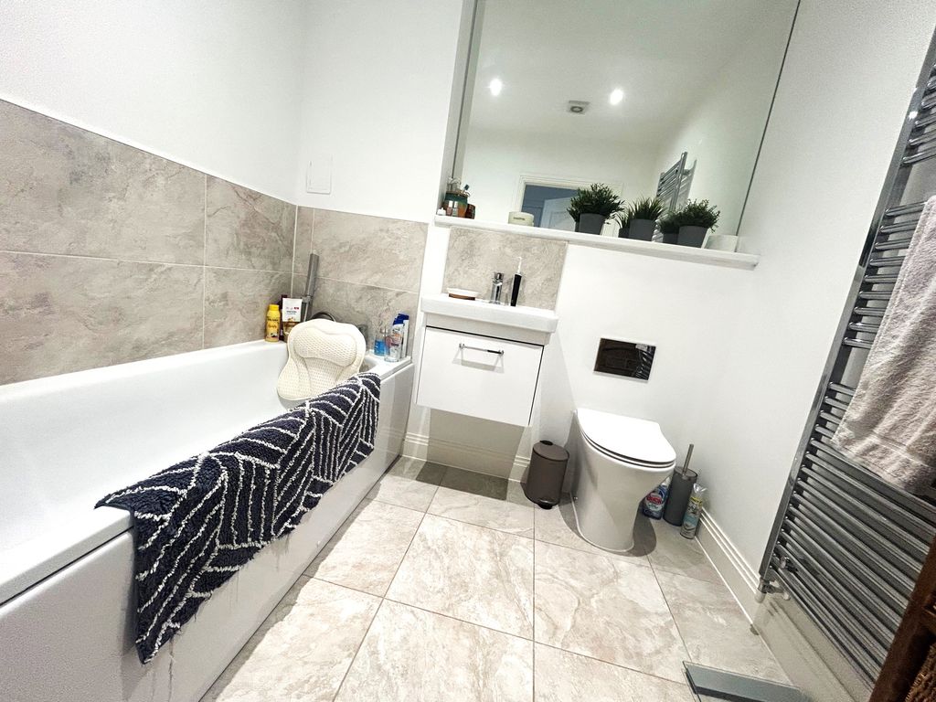 Property photo 3 of 7 Bathroom