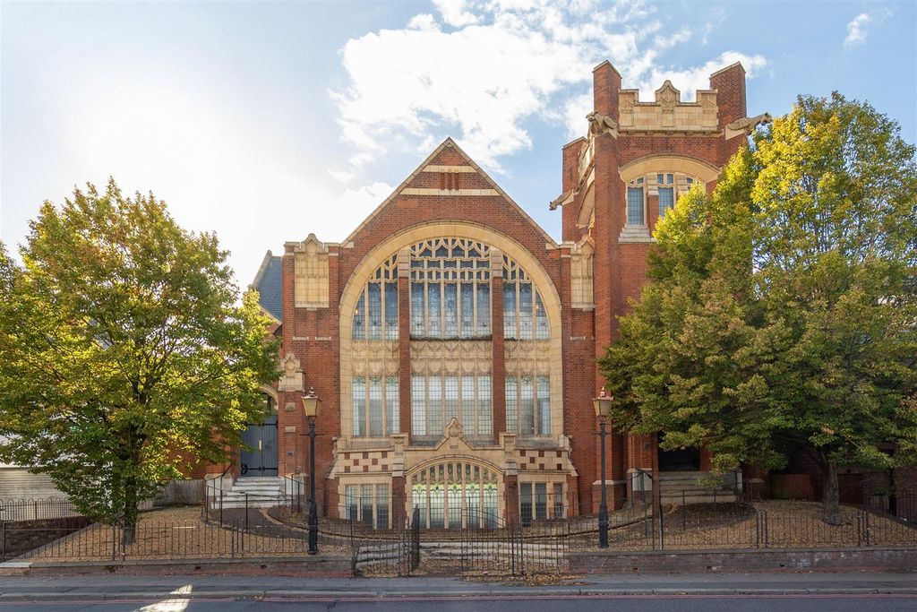 Property photo 1 of 30 Cranbrook Road, Ig1