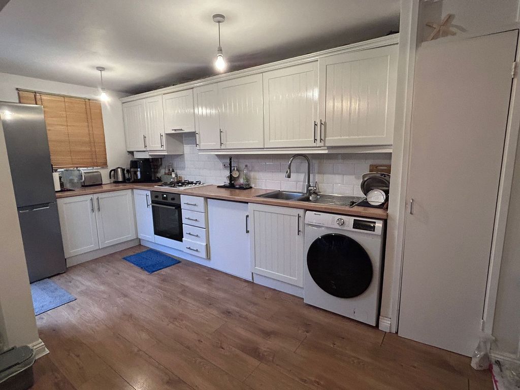 Property photo 2 of 10 Kitchen