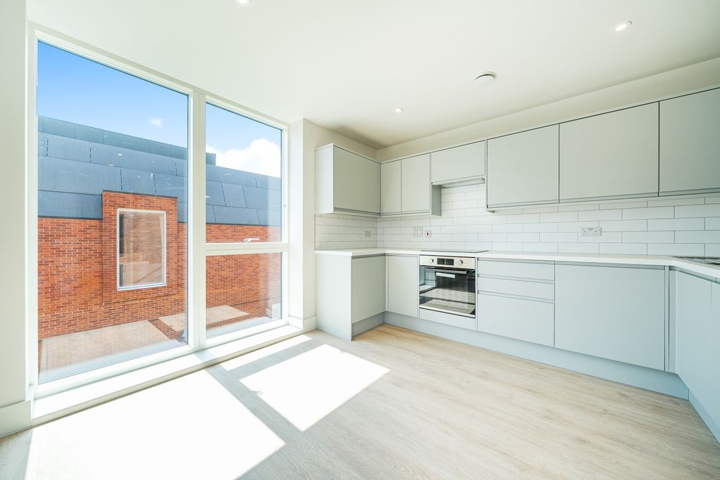 Property photo 3 of 11 Kitchen