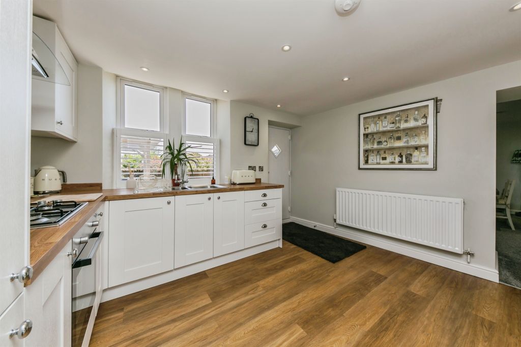 Property photo 2 of 17 Kitchen:
