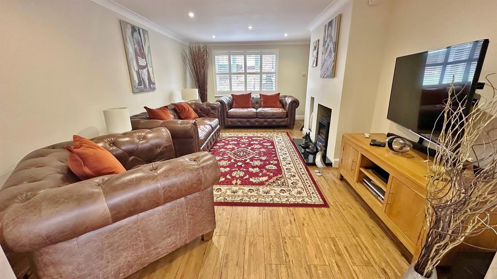 Property photo 3 of 18 Lounge