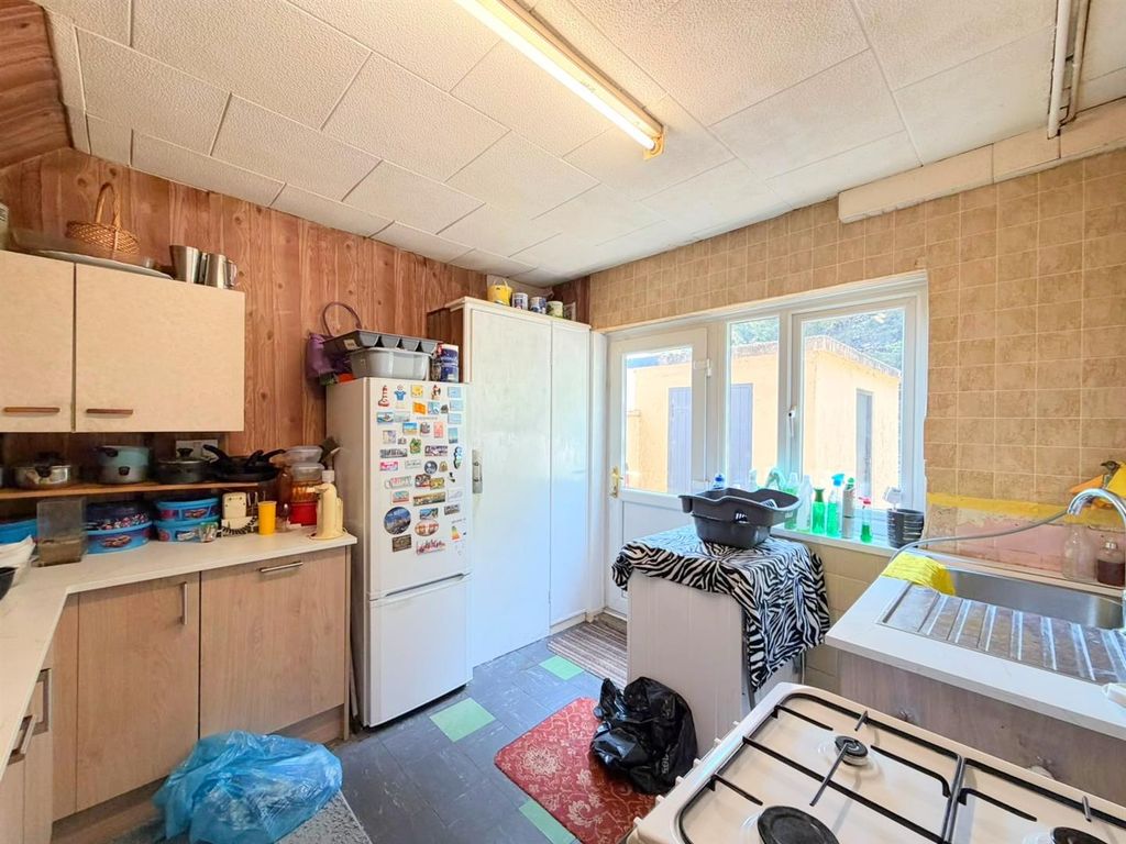 Property photo 3 of 18 Kitchen