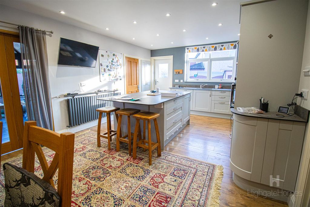 Property photo 3 of 14 Kitchen