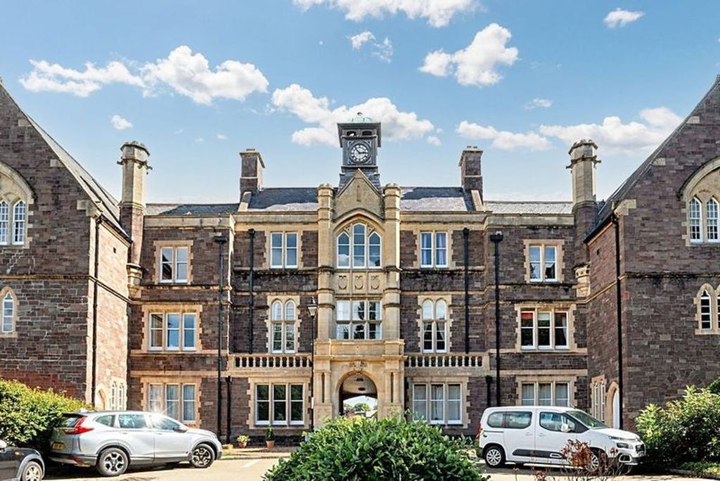 Property photo 1 of 32