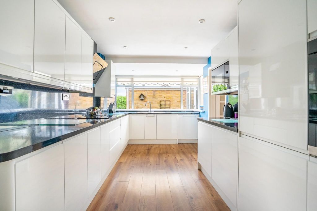 Property photo 3 of 19 Kitchen