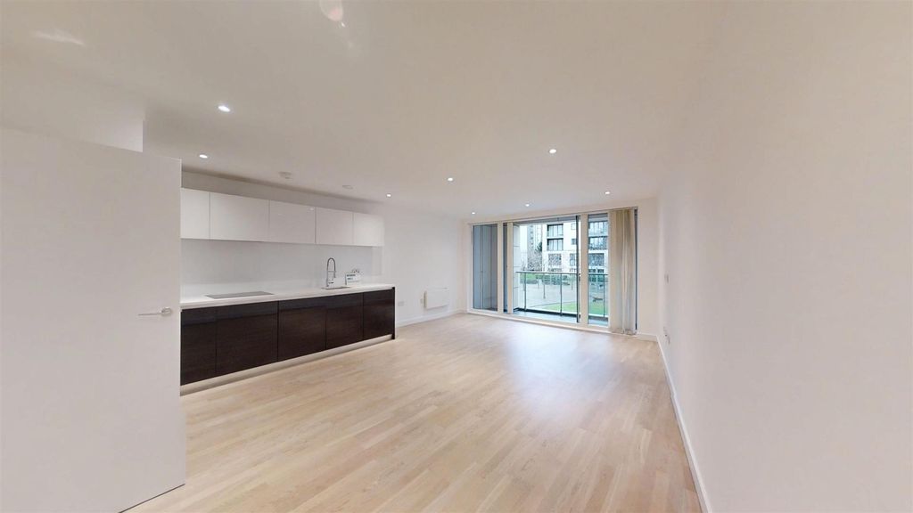 Property photo 2 of 19 Francis-House-Kew-Bridge-West-12122025_105321.Jpg