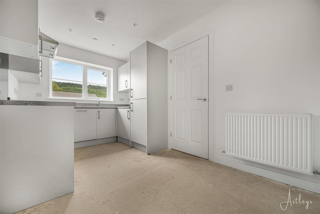 Property photo 3 of 16 Kitchen/Dining Room