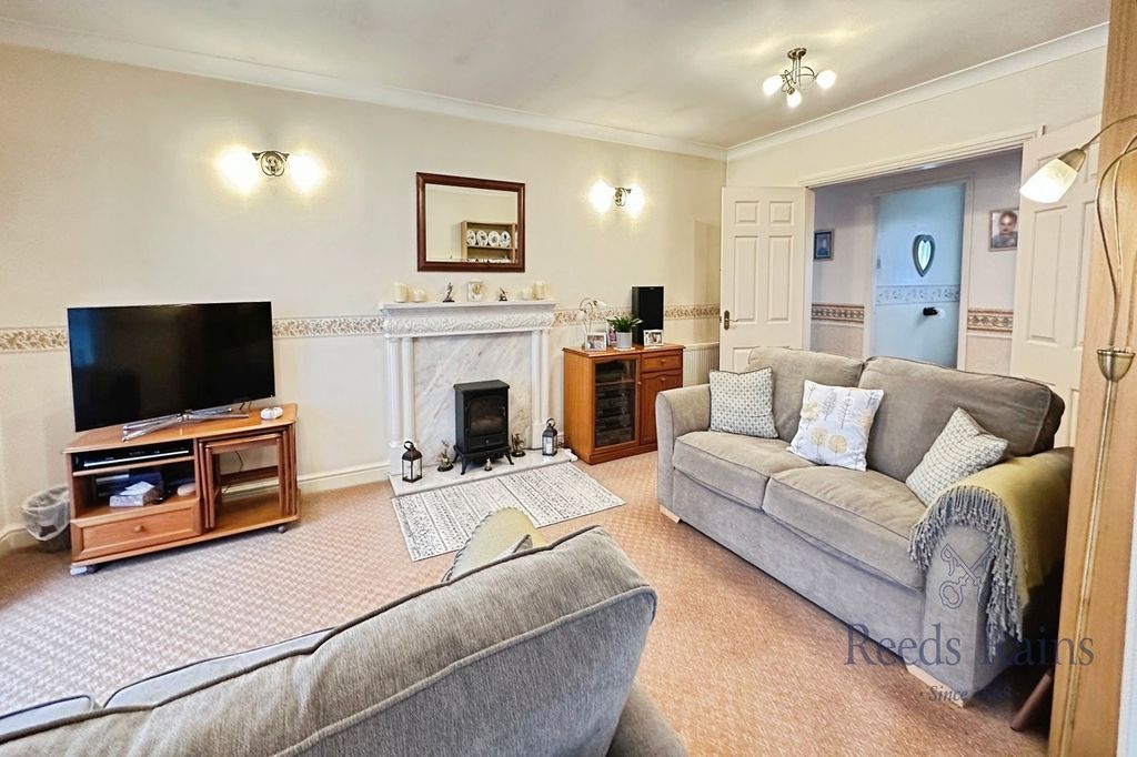 Property photo 3 of 18 Lounge