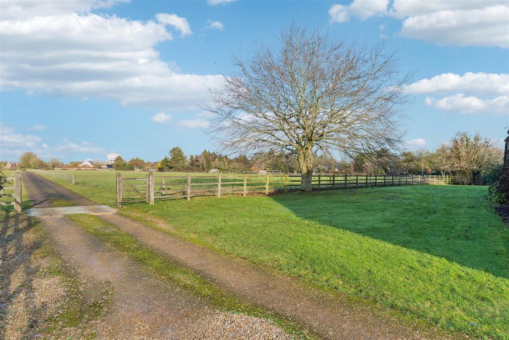 Property photo 3 of 28