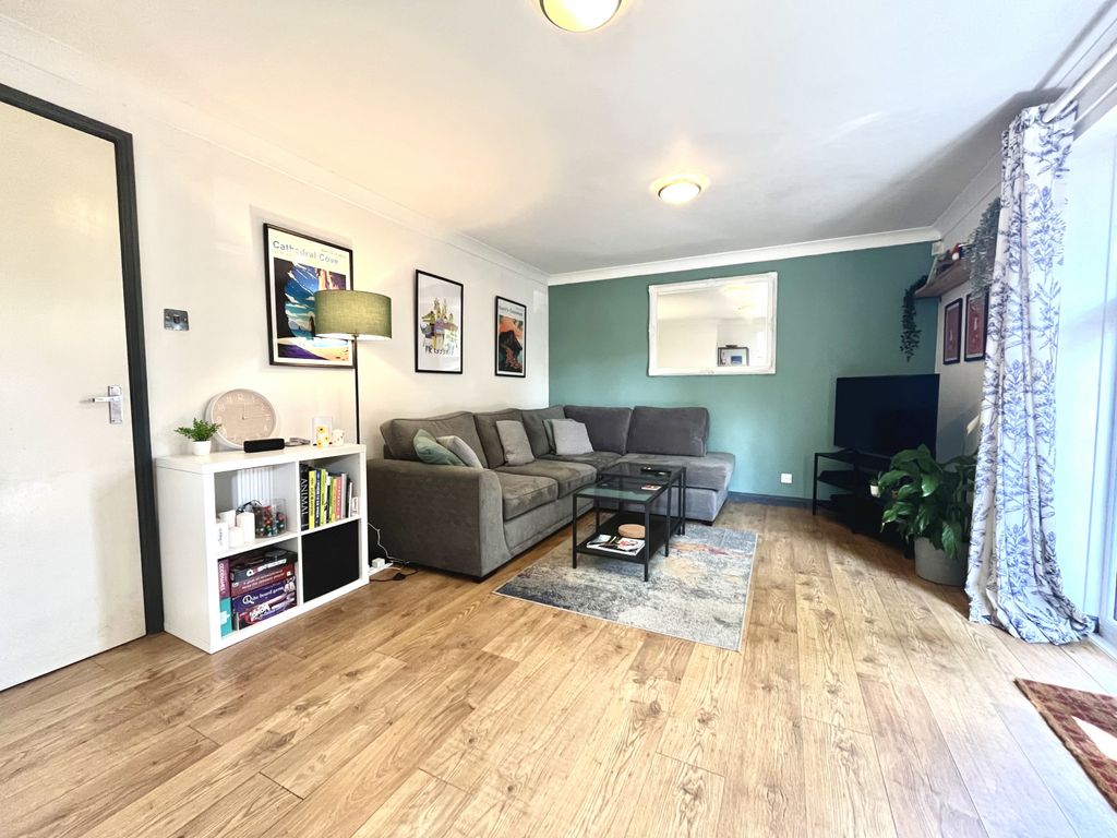 Property photo 3 of 19 Lounge