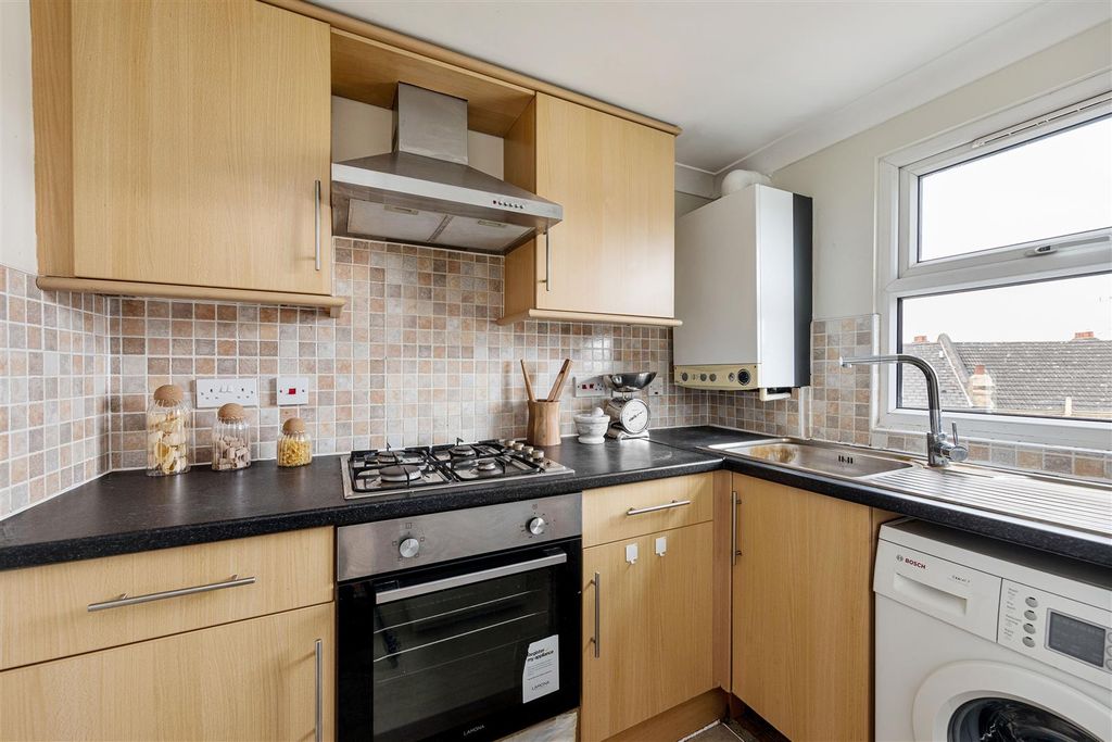 Property photo 3 of 19 Southwest Road, E11