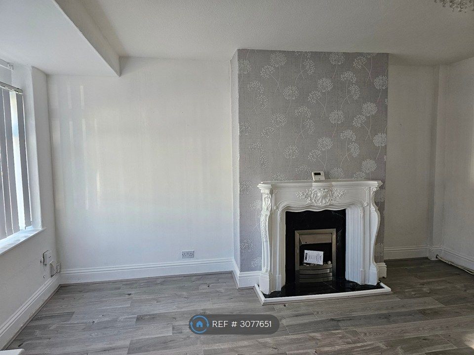 Property photo 1 of 17 Living Room Side 1