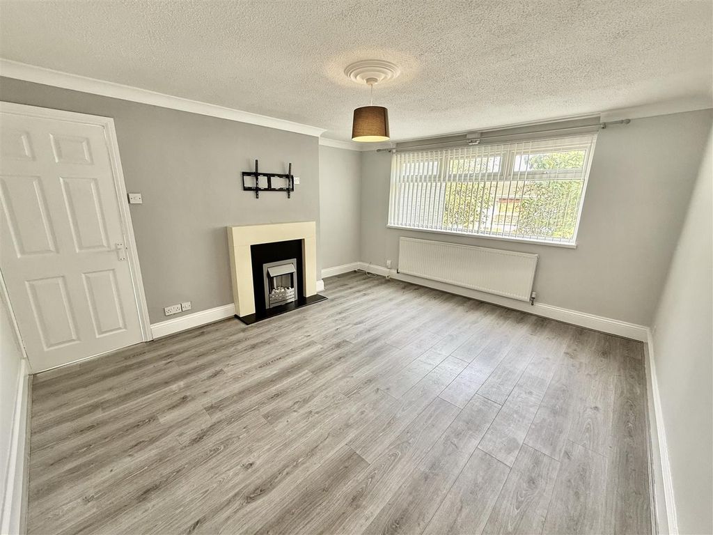 Property photo 2 of 16 Lounge