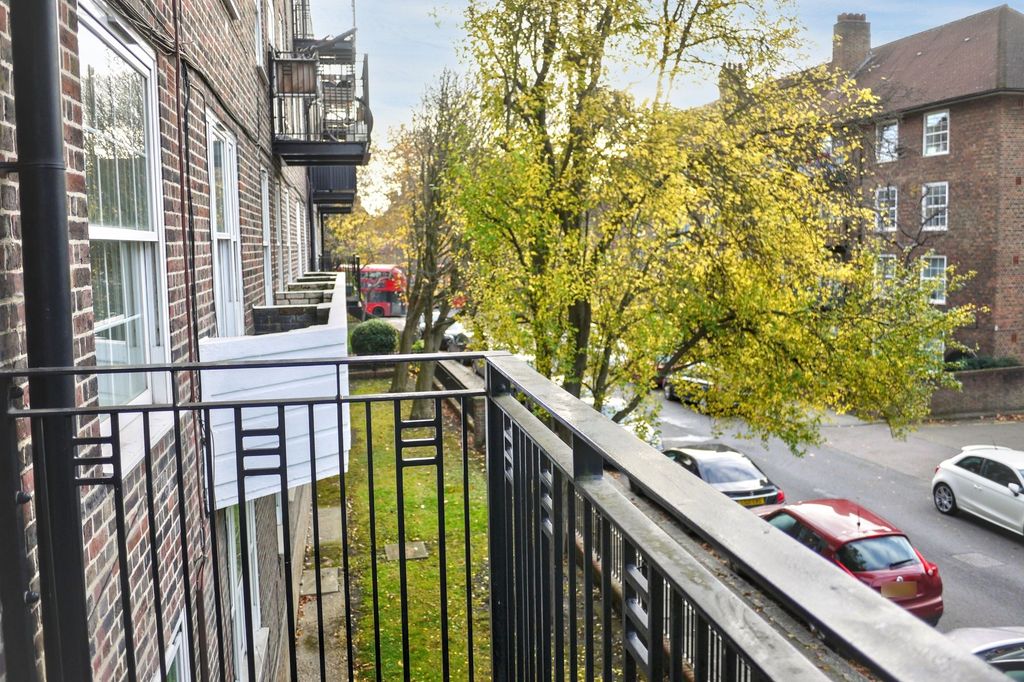 Property photo 3 of 13 Flat 3 Miller House, Forster Road, London, Sw2 4Uy