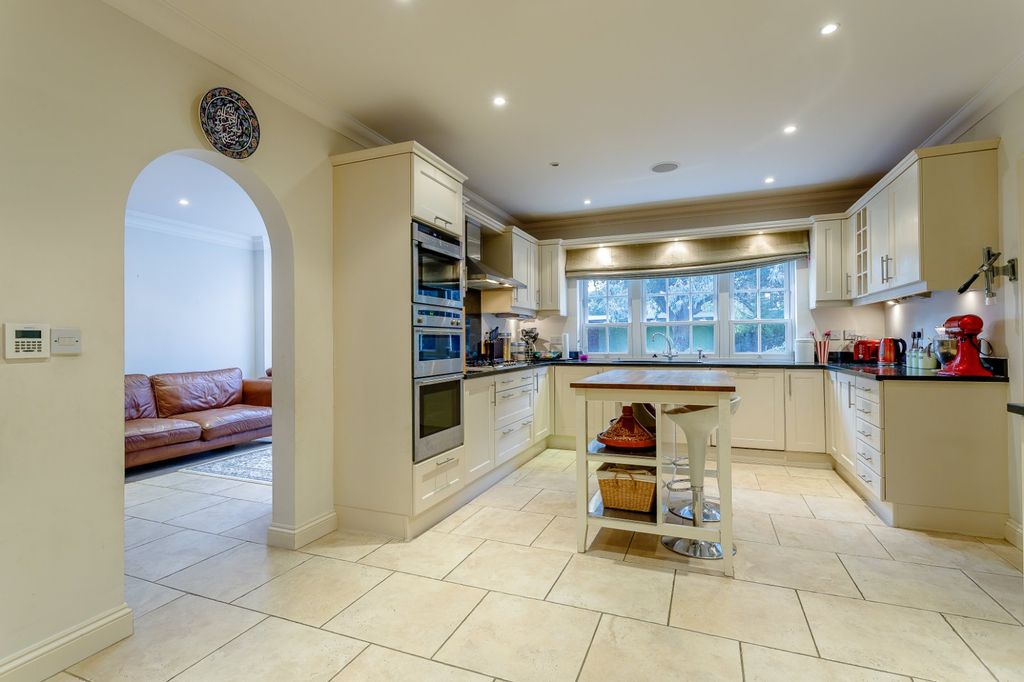 Property photo 2 of 11 Picture No. 27