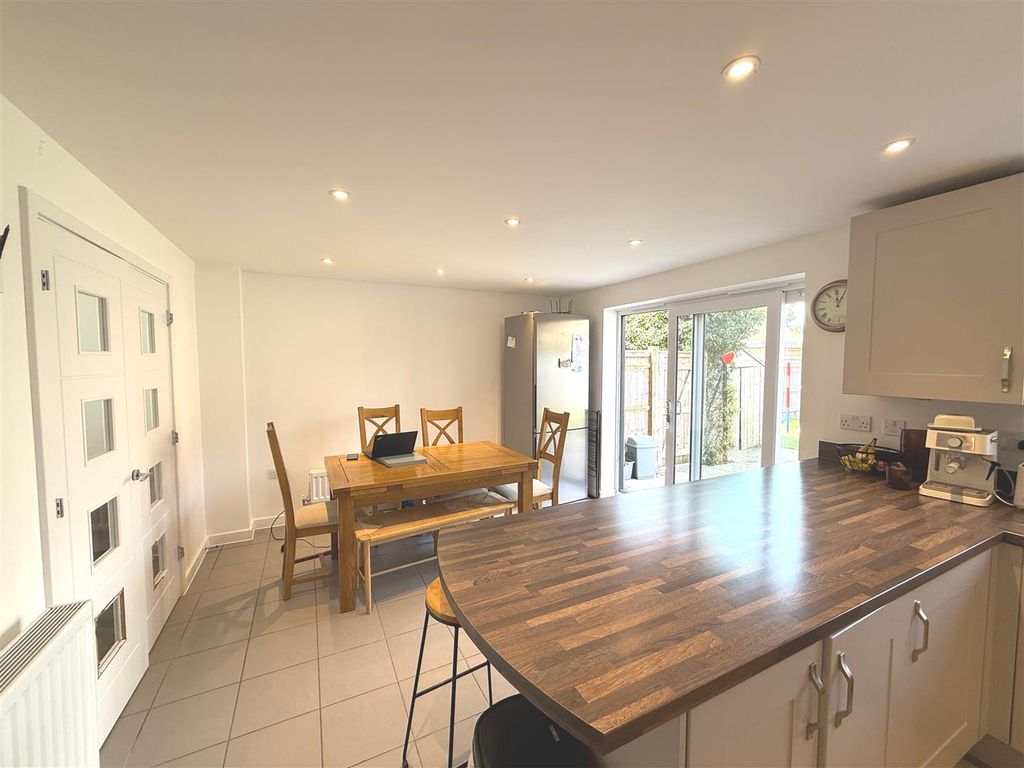 Property photo 3 of 15 6 Kilnwood Kitchendiningroom.Jpg