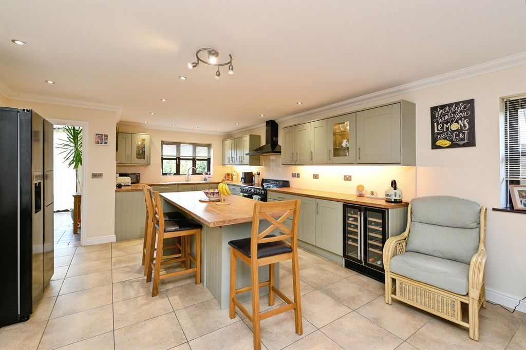 Property photo 3 of 28