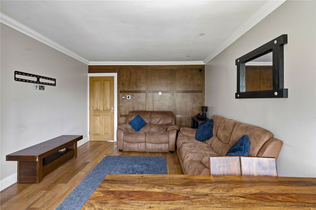 Property photo 3 of 16 Lounge