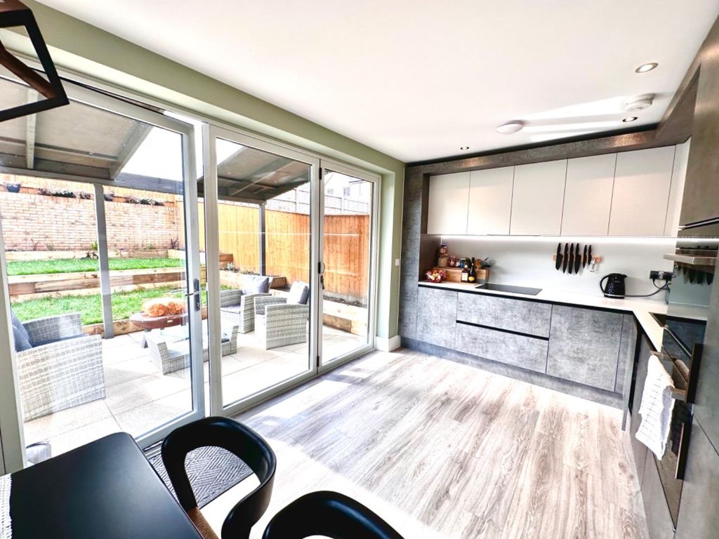 Property photo 3 of 28 Dining Kitchen