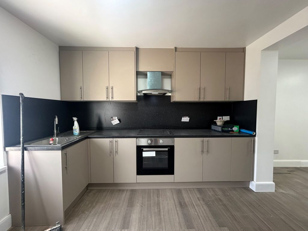 Property photo 1 of 12 3 Bed Flat To Rent Brentvale Avenue, Southall Ub1
