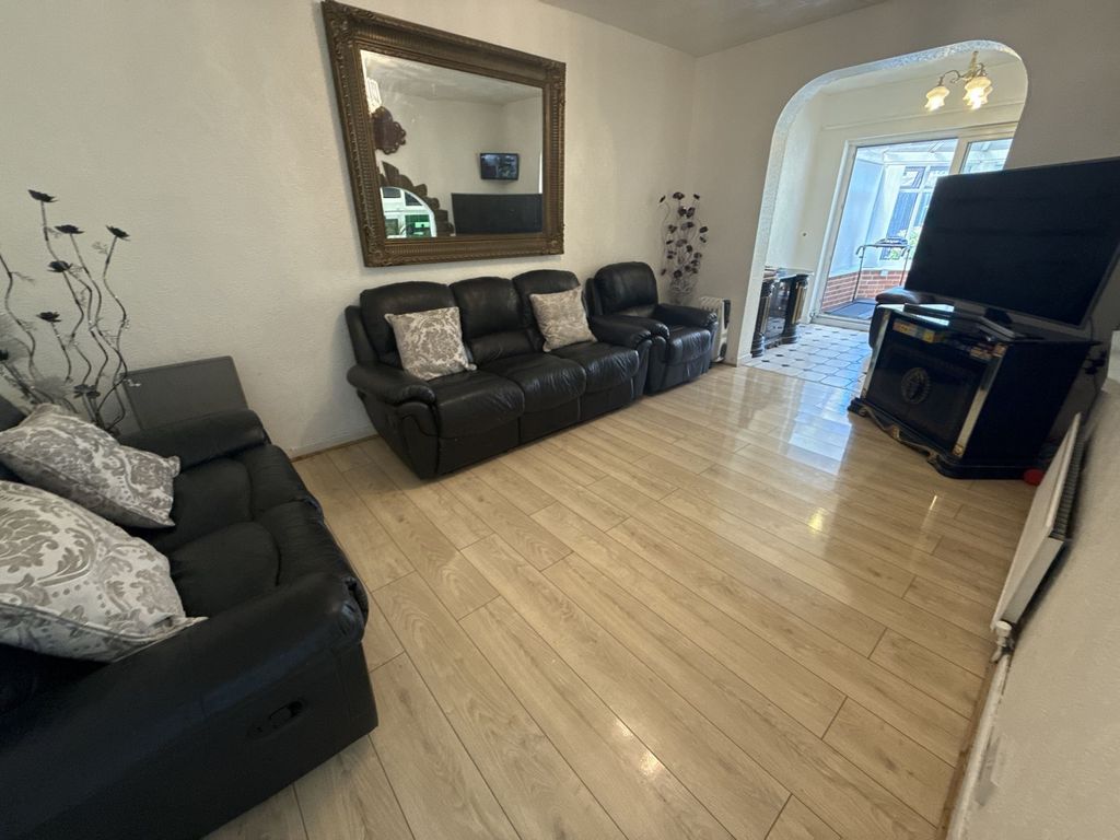 Property photo 3 of 17 Lounge