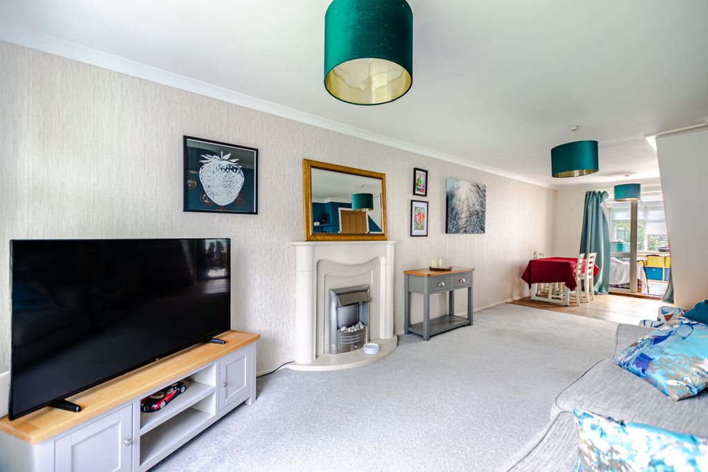 Property photo 3 of 17 Lounge2