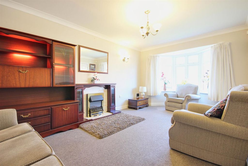 Property photo 2 of 28 Lounge