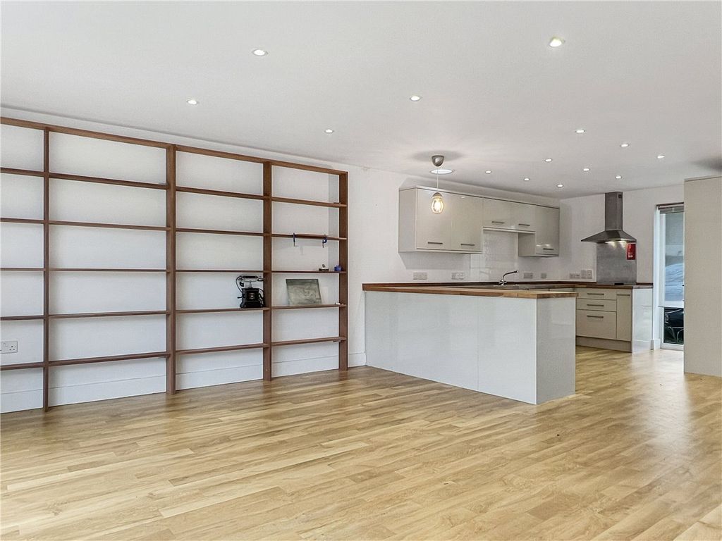 Property photo 3 of 13 Picture No. 32