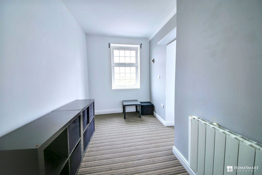 Property photo 3 of 22 Room 8