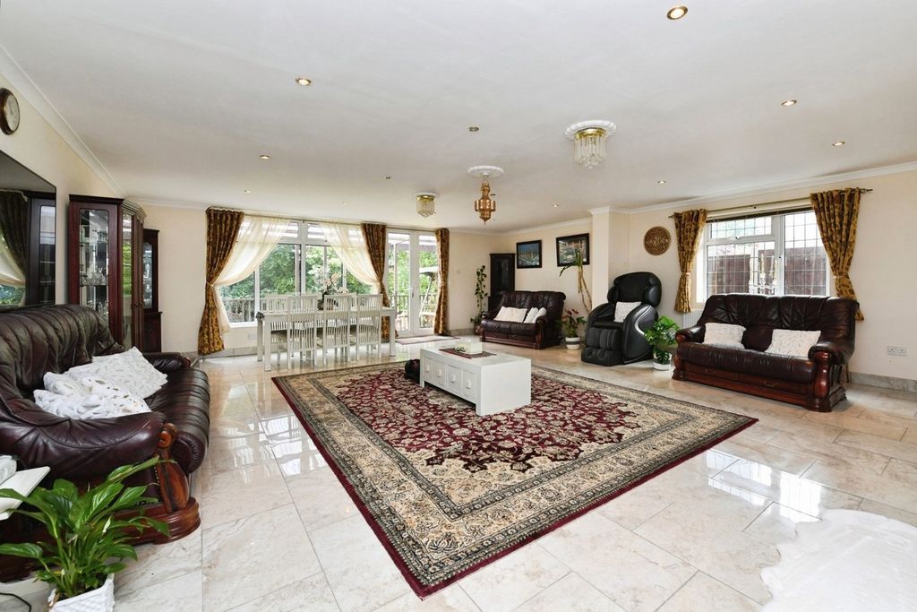 Property photo 2 of 19