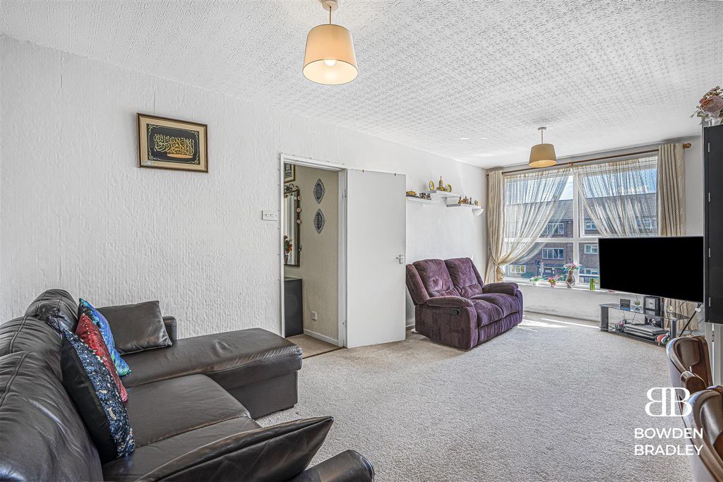 Property photo 3 of 16 Living Room/Dining Area