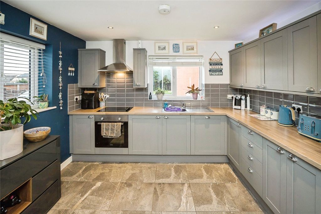 Property photo 2 of 19 Kitchen