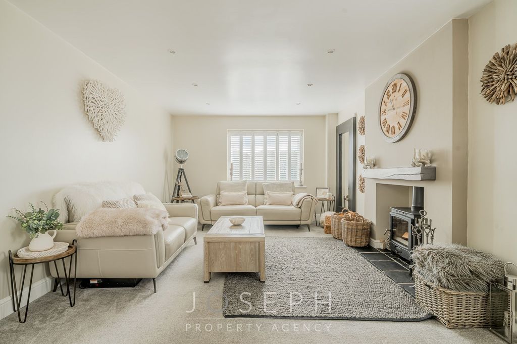 Property photo 3 of 27