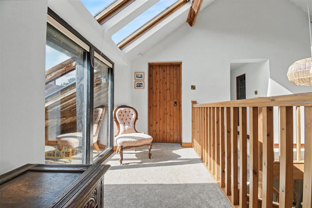 Property photo 2 of 53 Galleried Landing