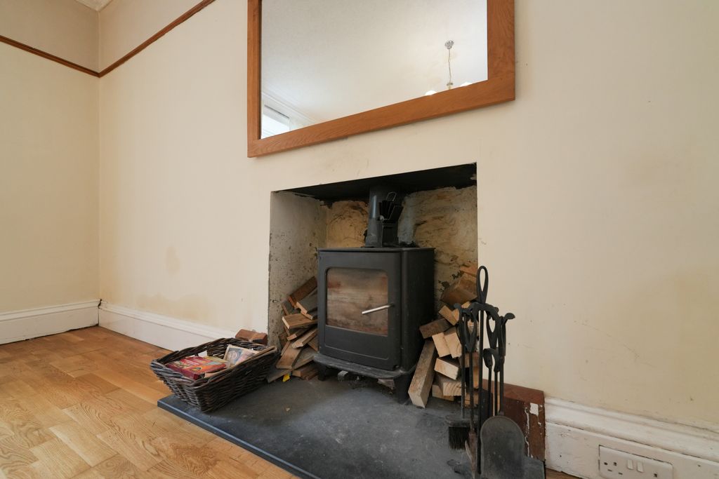 Property photo 2 of 33