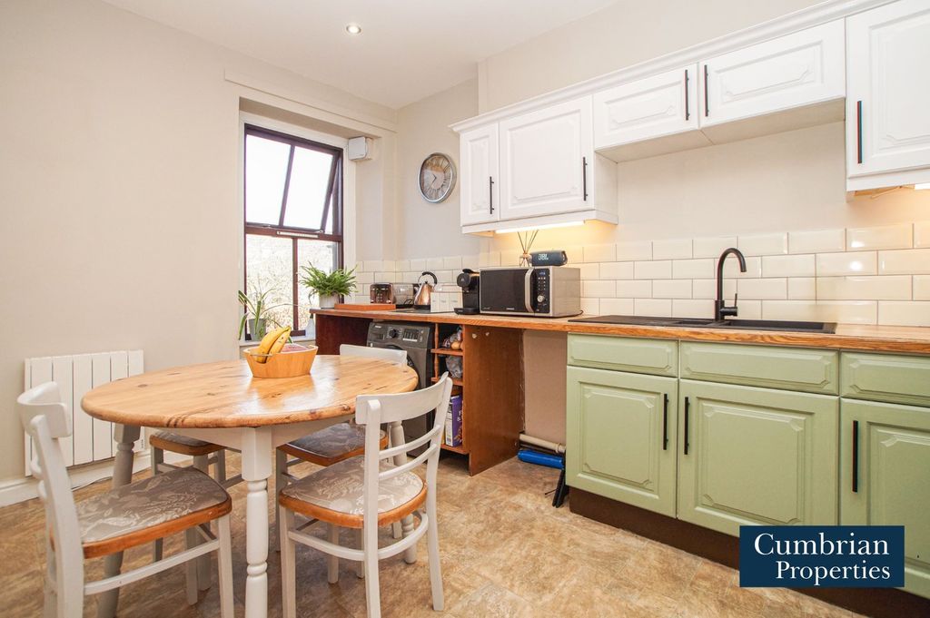 Property photo 2 of 11 Dining Kitchen