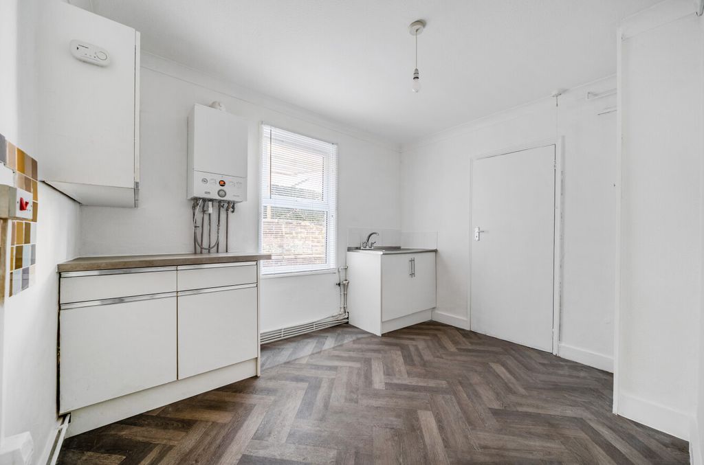 Property photo 2 of 9 Kitchen