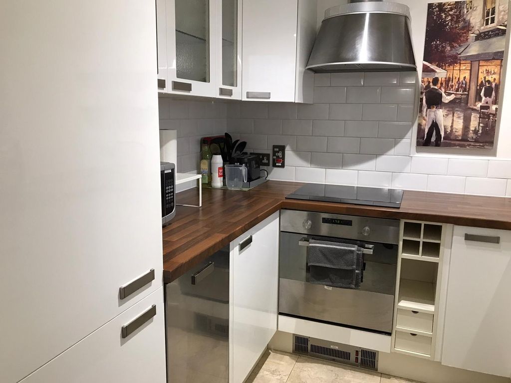 Property photo 3 of 10 Kitchen